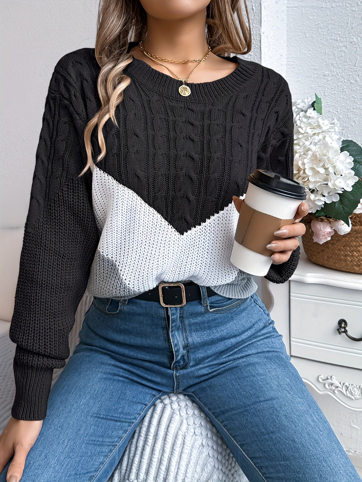 Teresa – Sweter z warkoczami i wzorem w szewrony – Czarny (detal)