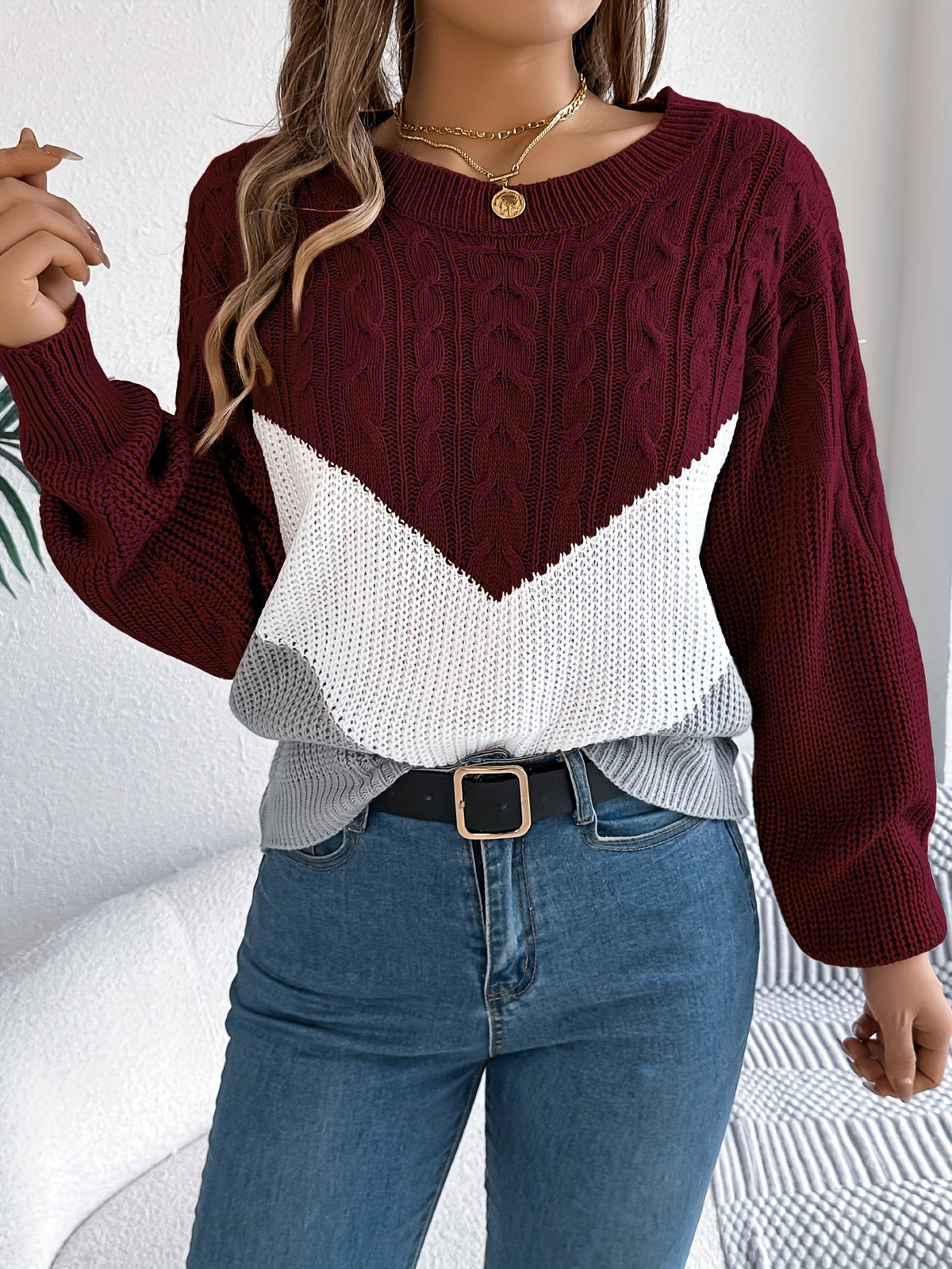 Teresa – Sweter z warkoczami i wzorem w szewrony – Bordowy (detal)