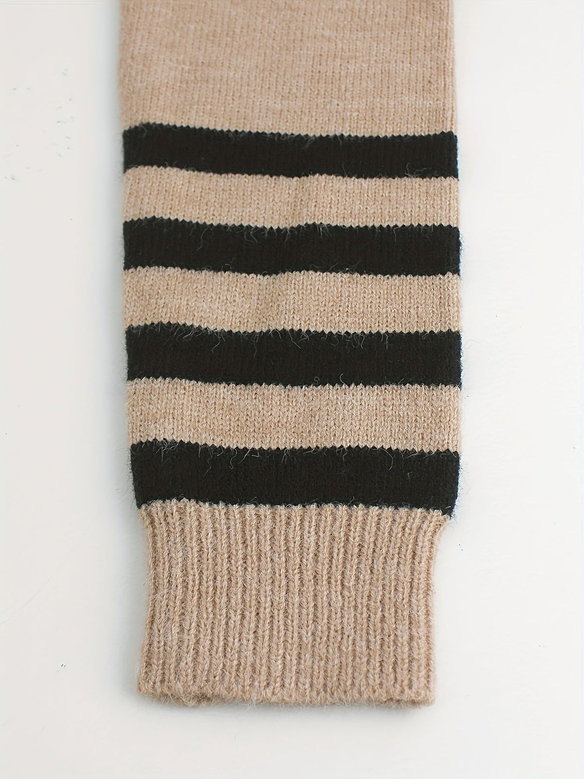 Dorota – Sweter z okrągłym dekoltem i mankietami w paski – Khaki (detal)
