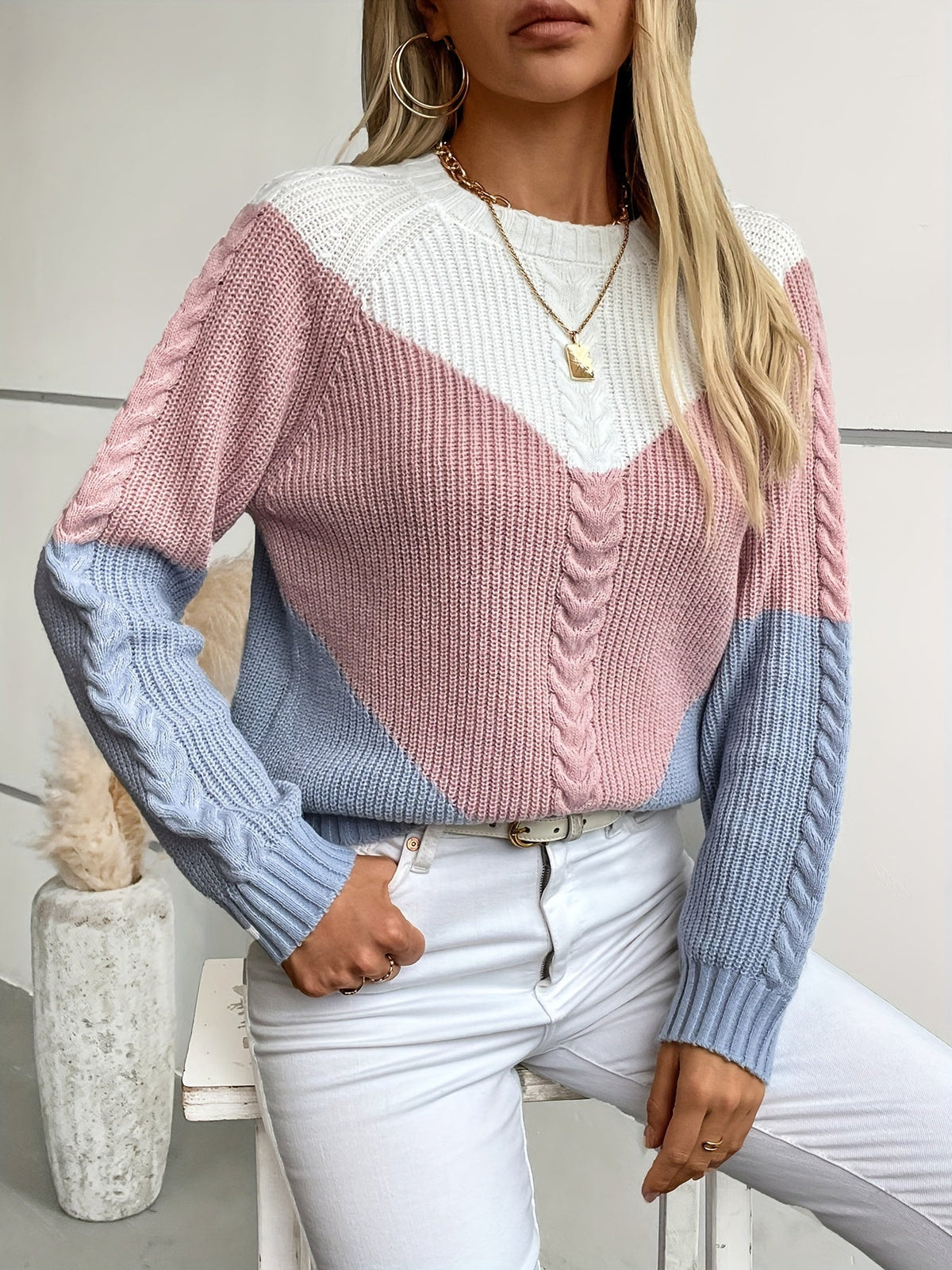 Paulina – Sweter colour-block w warkocze z rękawami raglanowymi – Różowo-niebieski (detal)