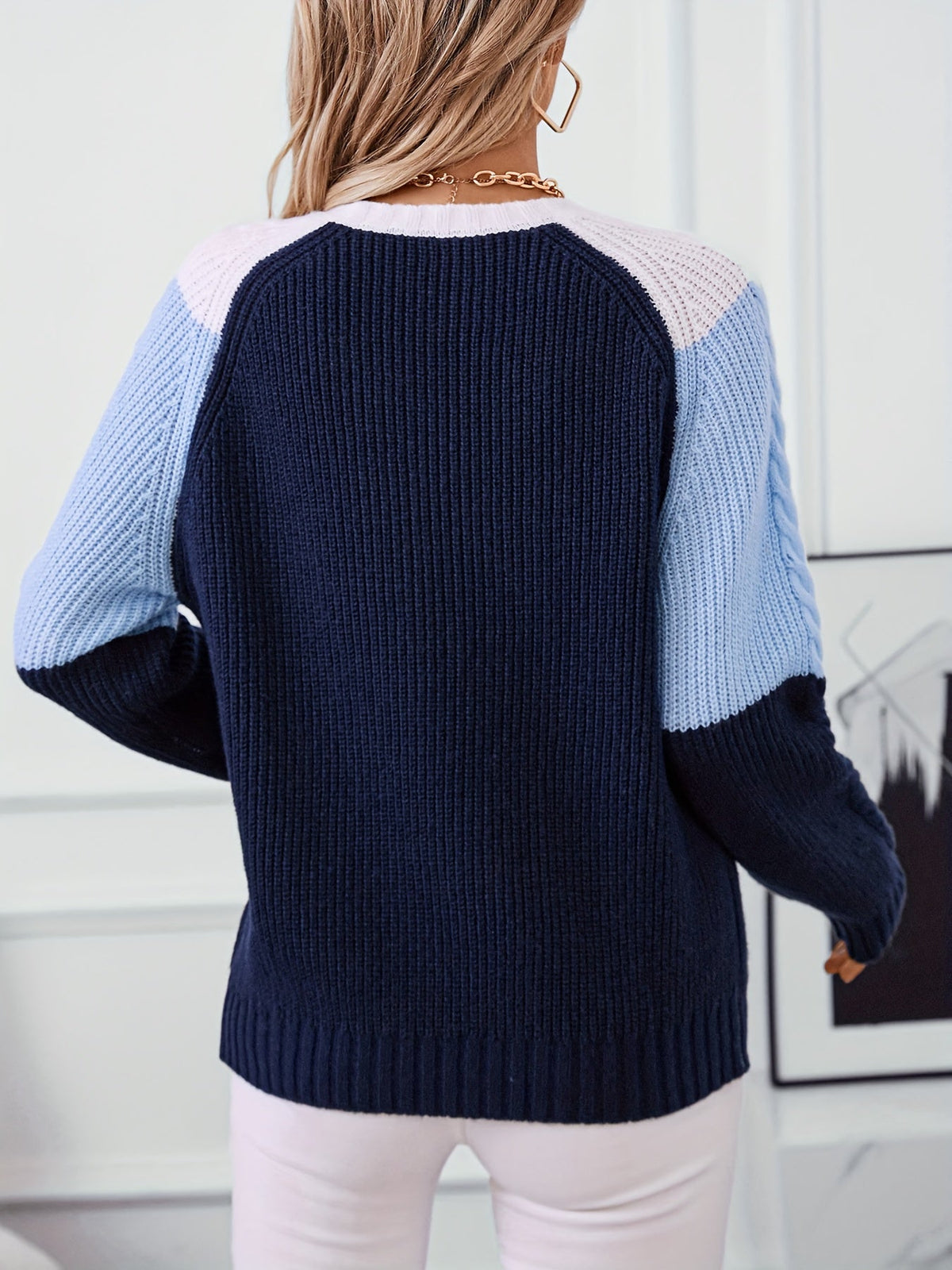 Paulina – Sweter colour-block w warkocze z rękawami raglanowymi – Niebiesko-granatowy (detal)