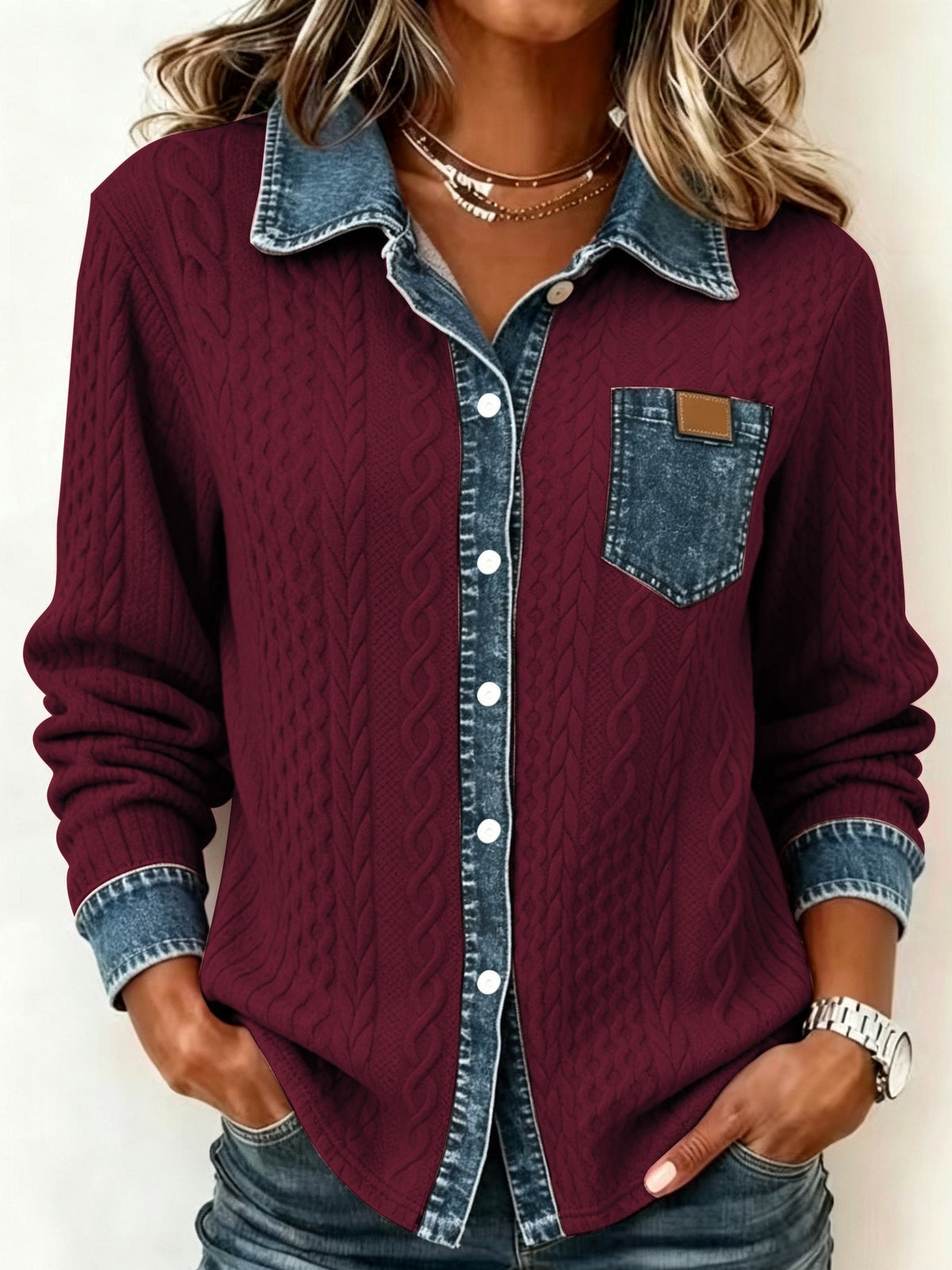 Aldona – Dzianinowa koszula w warkocze z jeansowymi wstawkami – Bordowy (detal)