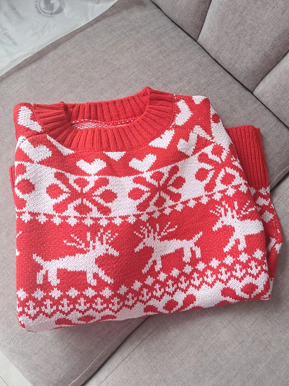 Kinga – Świąteczny sweter z reniferami – Czerwono-biały (detal)