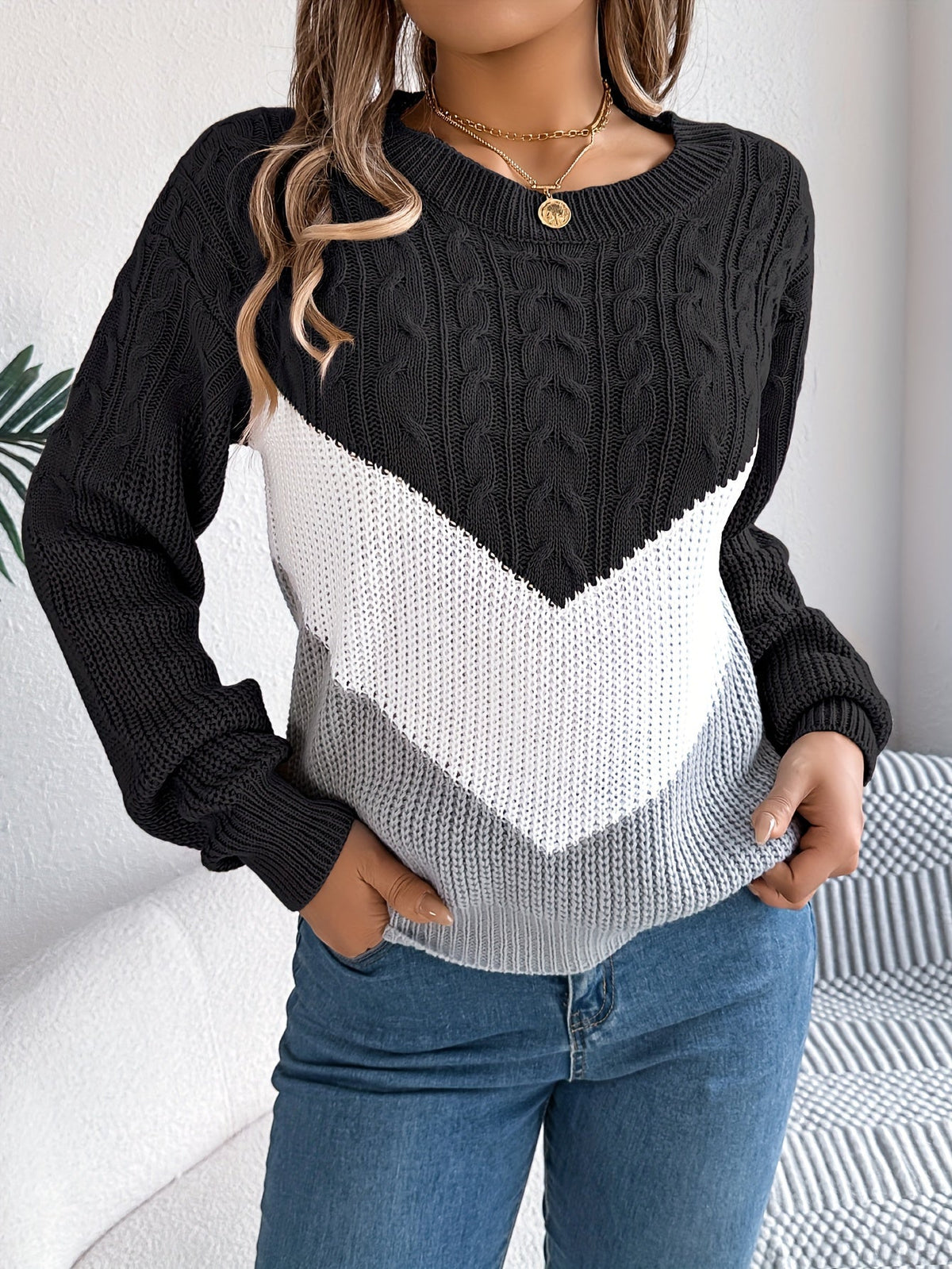 Teresa – Sweter z warkoczami i wzorem w szewrony – Czarny (detal)