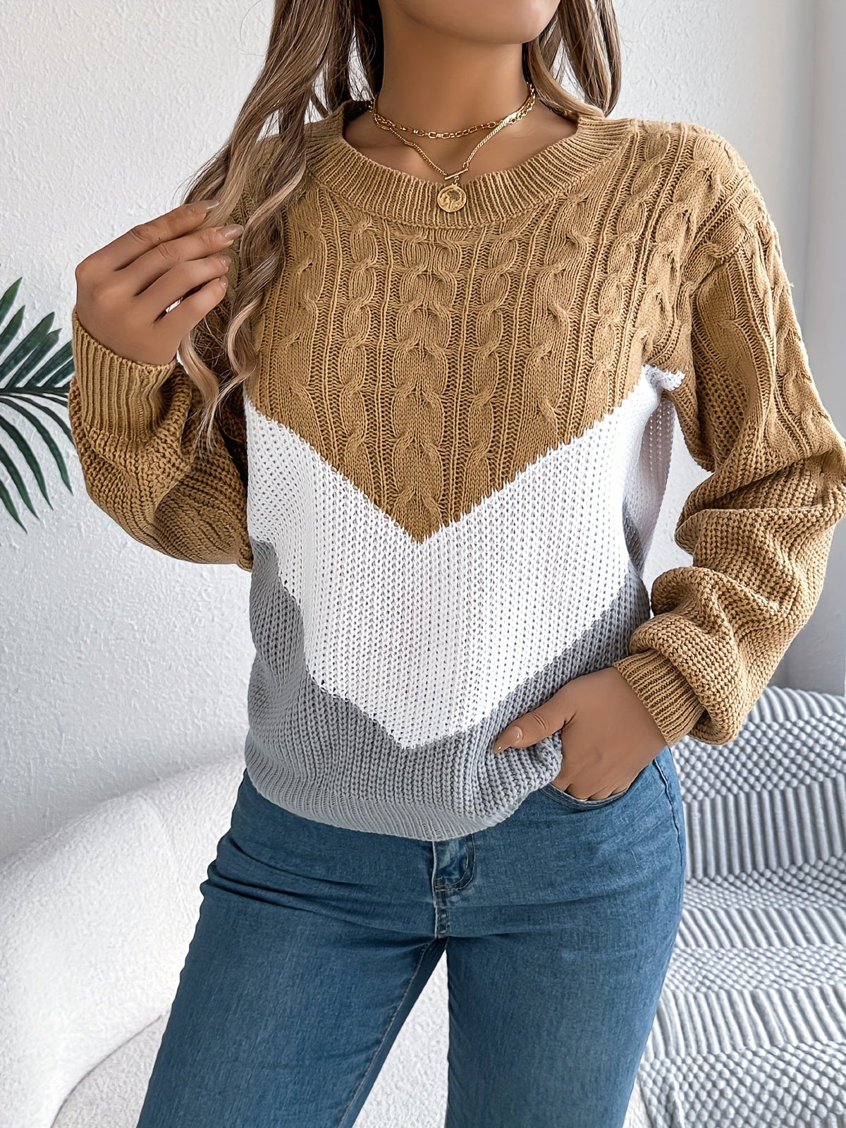 Teresa – Sweter z warkoczami i wzorem w szewrony – Karmelowy (detal)