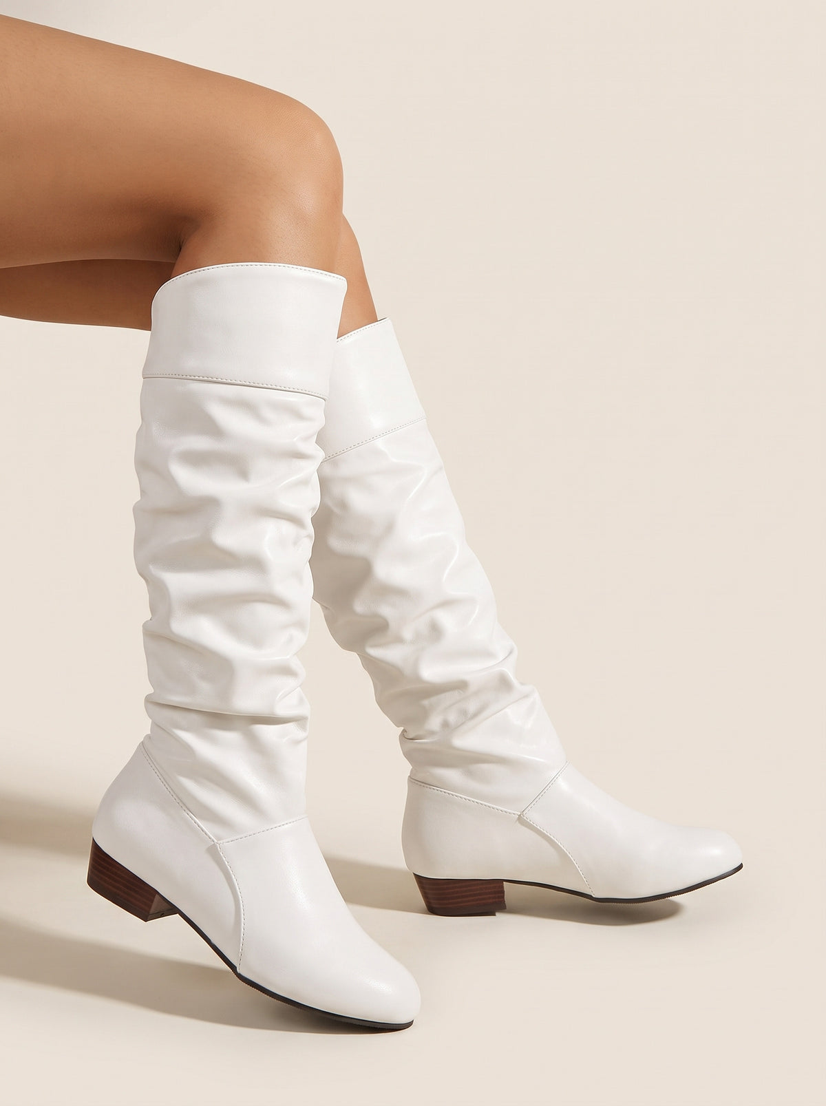 Iwona – Lakierowane kozaki do kolan z marszczoną cholewką – Biały