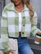 Marzena – Krótka kurtka teddy w kratę – Szałwiowa krata (detal)