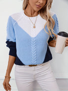 Paulina – Sweter colour-block w warkocze z rękawami raglanowymi – Niebiesko-granatowy (detal)