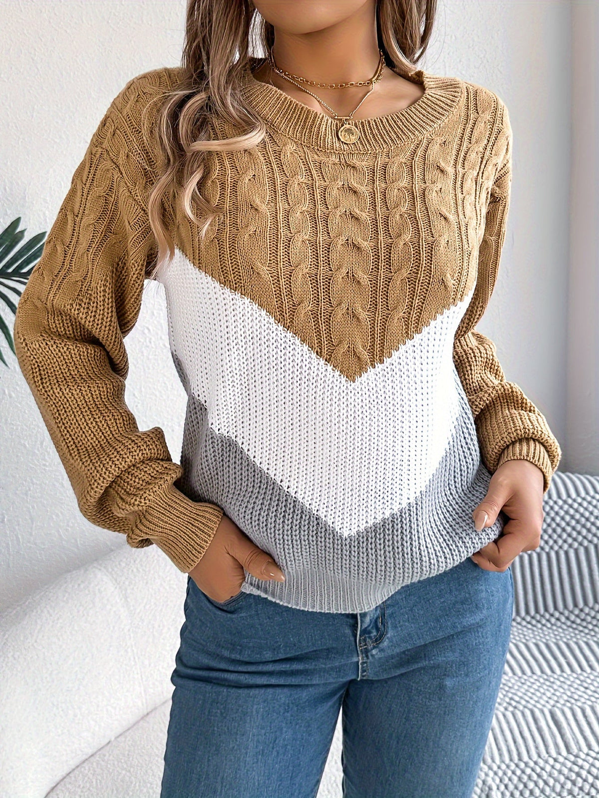 Teresa – Sweter z warkoczami i wzorem w szewrony – Karmelowy (detal)