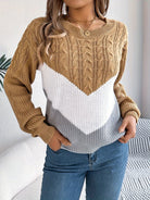 Teresa – Sweter z warkoczami i wzorem w szewrony – Karmelowy (detal)