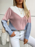 Paulina – Sweter colour-block w warkocze z rękawami raglanowymi – Różowo-niebieski (detal)