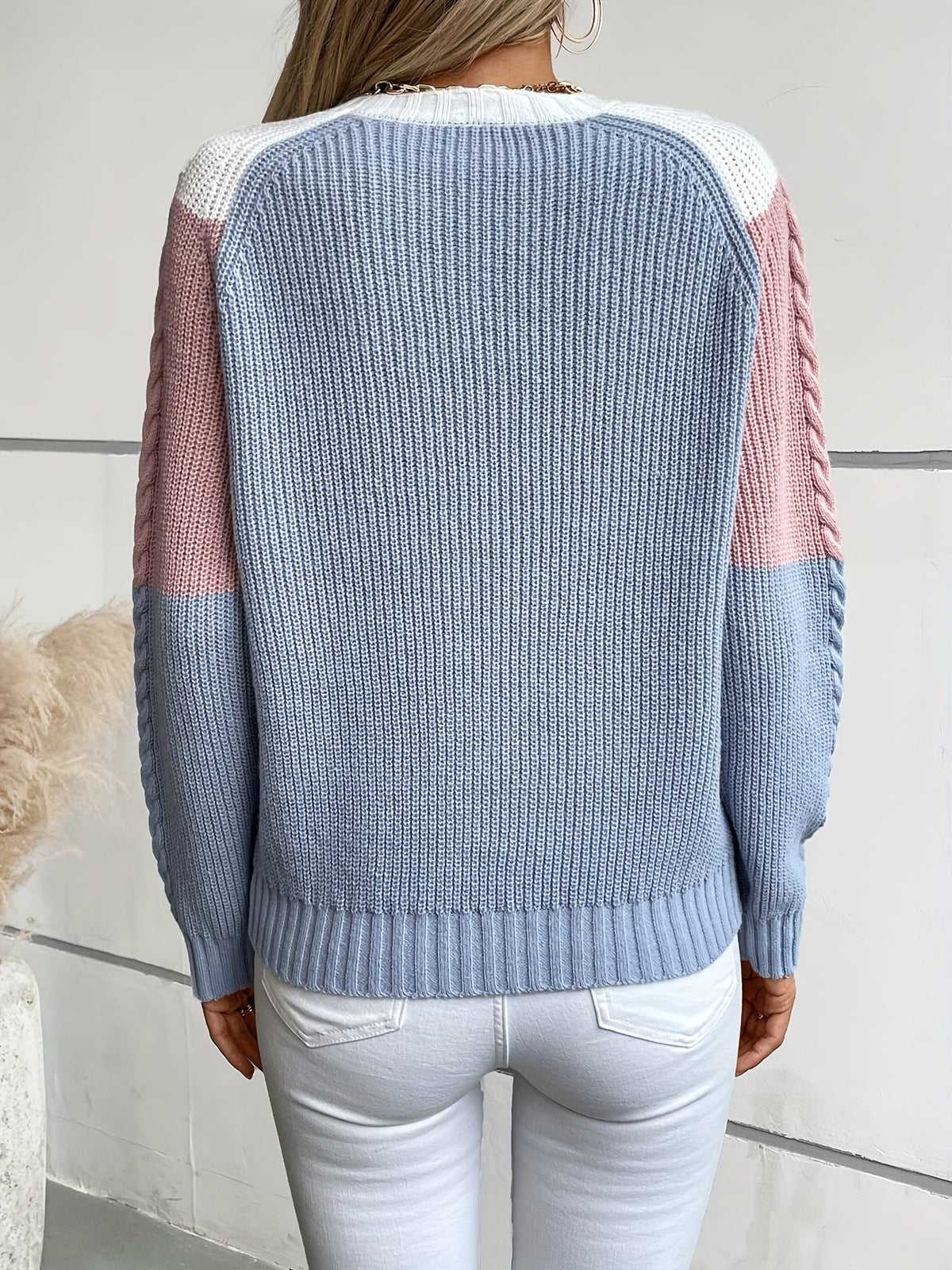 Paulina – Sweter colour-block w warkocze z rękawami raglanowymi – Różowo-niebieski (detal)