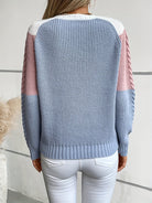 Paulina – Sweter colour-block w warkocze z rękawami raglanowymi – Różowo-niebieski (detal)