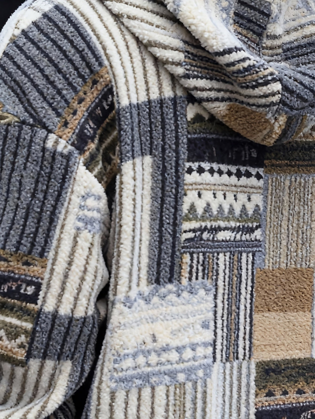 Emil – Bluza sherpa patchwork z kapturem i krótkim zamkiem – Khaki patchwork (detal)