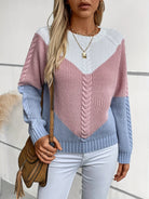 Paulina – Sweter colour-block w warkocze z rękawami raglanowymi – Różowo-niebieski (detal)