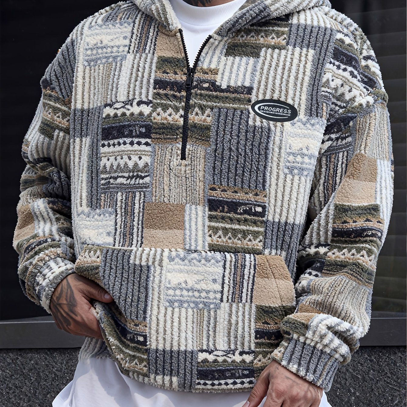 Emil – Bluza sherpa patchwork z kapturem i krótkim zamkiem – Khaki patchwork (detal)