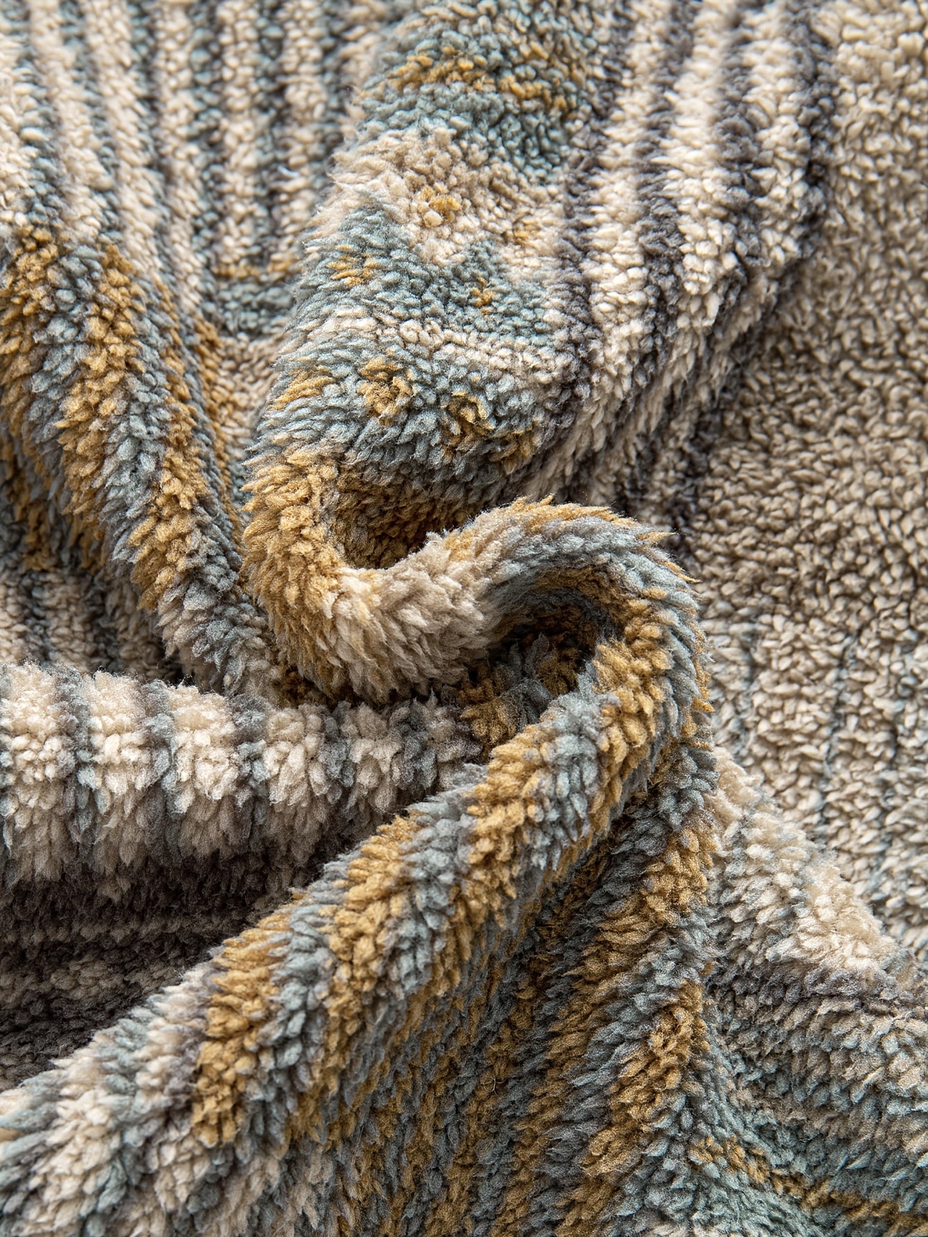 Emil – Bluza sherpa patchwork z kapturem i krótkim zamkiem – Oliwkowy patchwork (detal)
