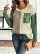 Lucyna – Sweter colour-block w warkocze z kieszonką – Szałwiowy mix (detal)