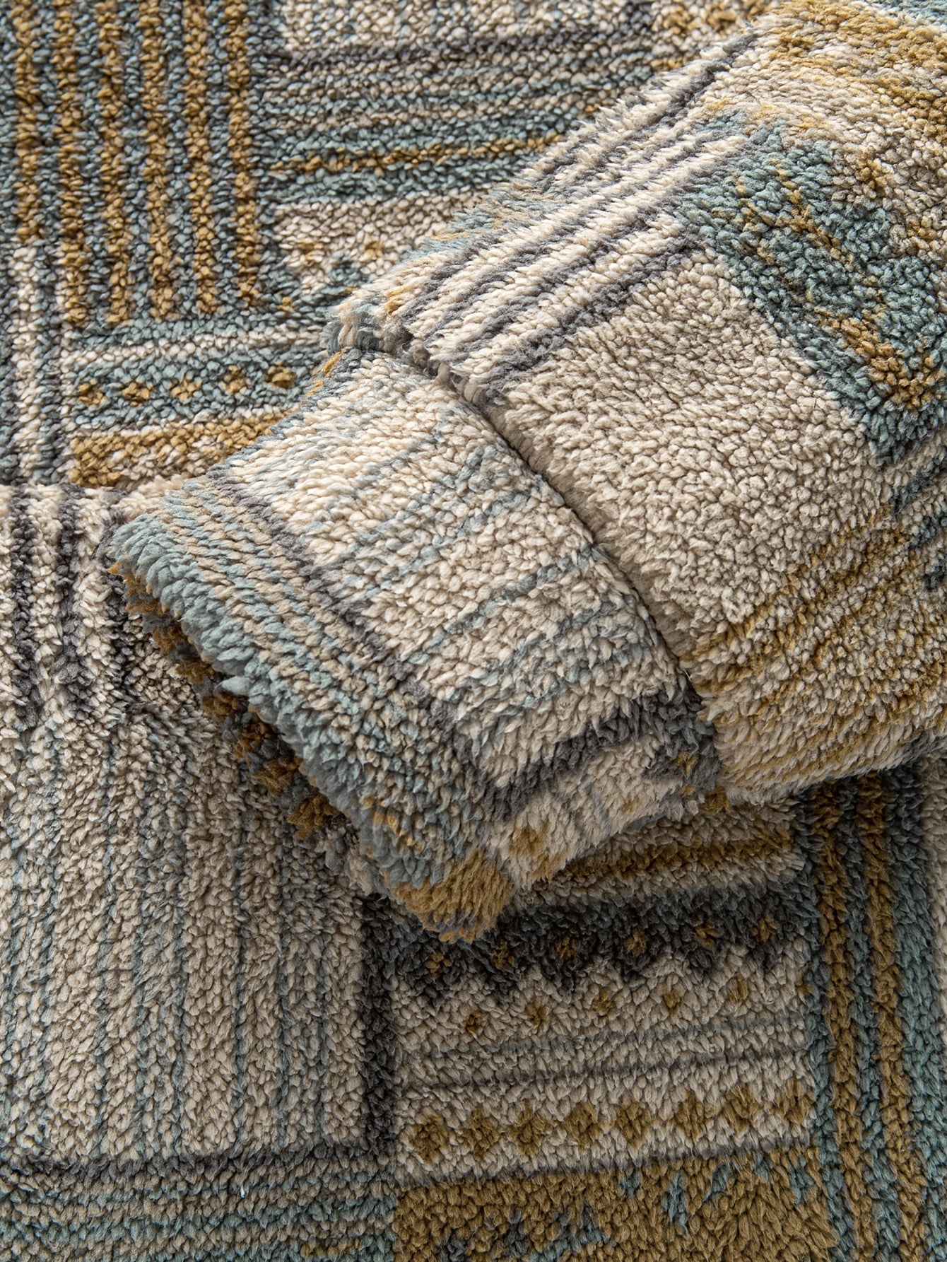Emil – Bluza sherpa patchwork z kapturem i krótkim zamkiem – Oliwkowy patchwork (detal)