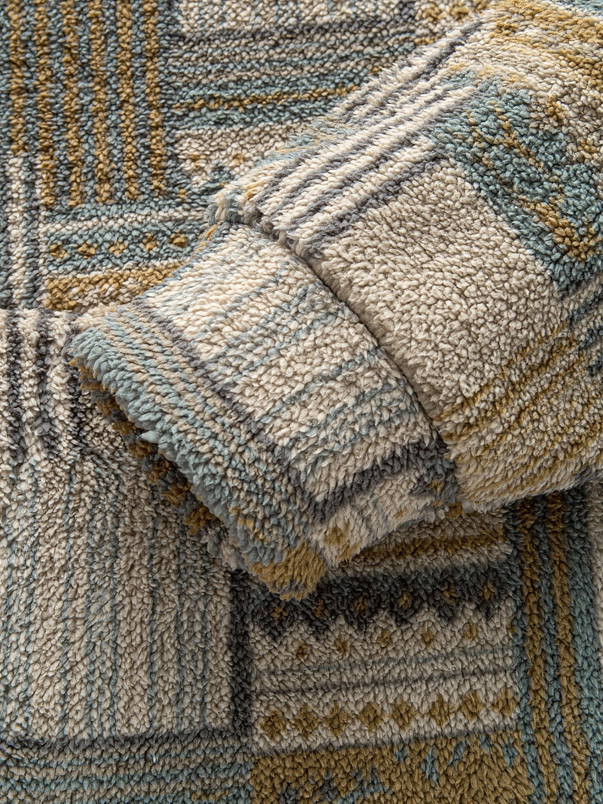 Emil – Bluza sherpa patchwork z kapturem i krótkim zamkiem – Oliwkowy patchwork (detal)