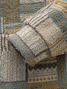 Emil – Bluza sherpa patchwork z kapturem i krótkim zamkiem – Oliwkowy patchwork (detal)