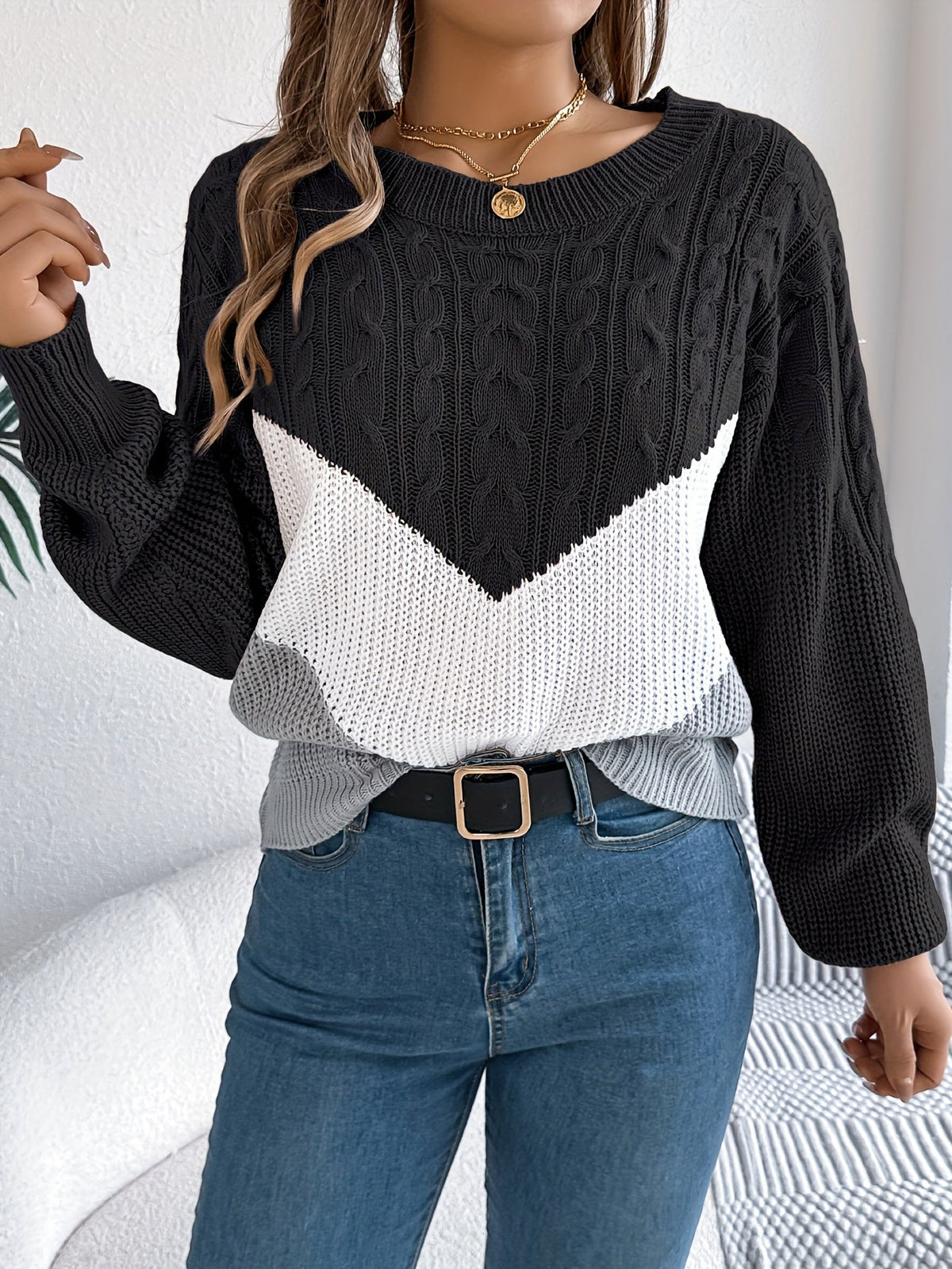 Teresa – Sweter z warkoczami i wzorem w szewrony – Czarny (detal)