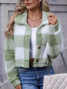 Marzena – Krótka kurtka teddy w kratę – Szałwiowa krata (detal)