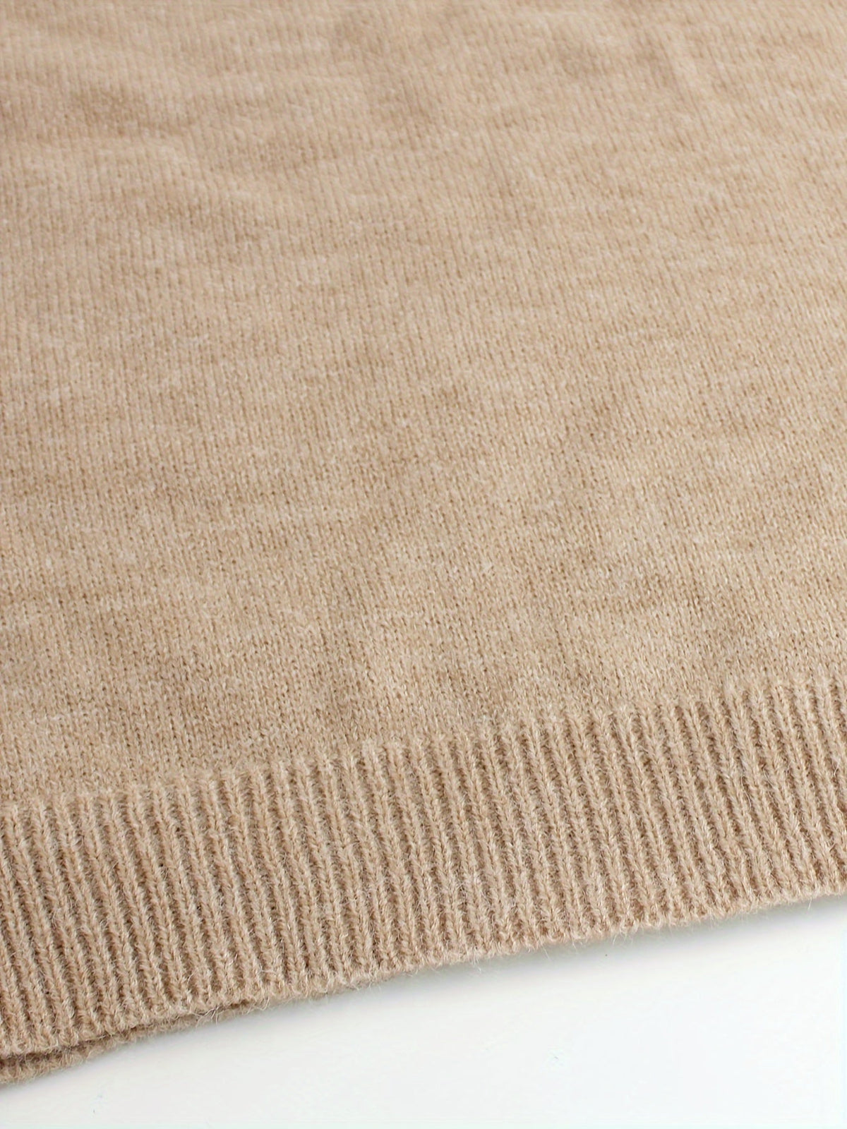 Dorota – Sweter z okrągłym dekoltem i mankietami w paski – Khaki (detal)