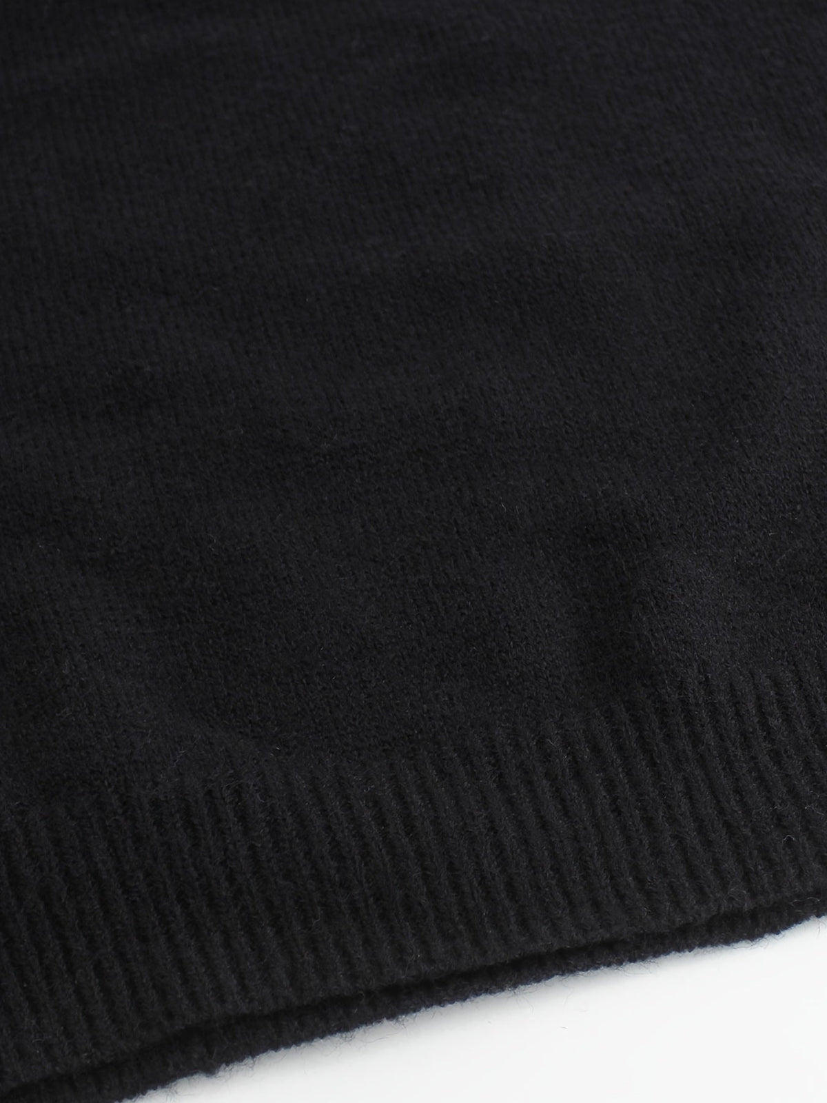 Dorota – Sweter z okrągłym dekoltem i mankietami w paski – Czarny (detal)