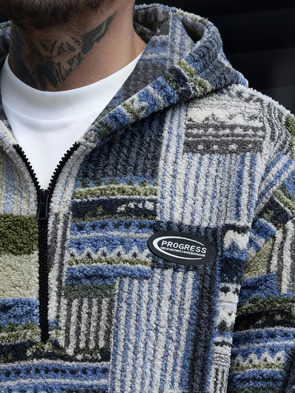 Emil – Bluza sherpa patchwork z kapturem i krótkim zamkiem – Niebieski patchwork (detal)