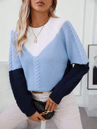 Paulina – Sweter colour-block w warkocze z rękawami raglanowymi – Niebiesko-granatowy (detal)