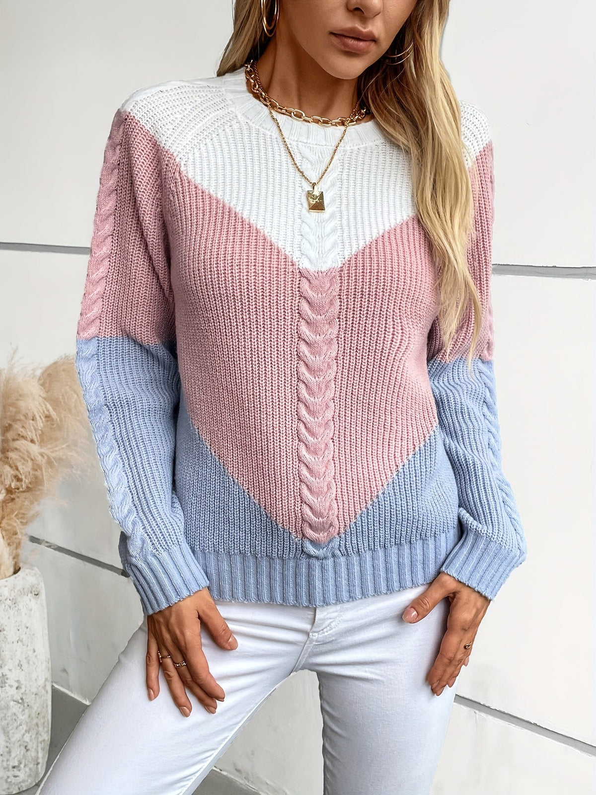 Paulina – Sweter colour-block w warkocze z rękawami raglanowymi – Różowo-niebieski (detal)