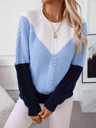 Paulina – Sweter colour-block w warkocze z rękawami raglanowymi – Niebiesko-granatowy (detal)