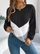 Teresa – Sweter z warkoczami i wzorem w szewrony – Czarny (detal)