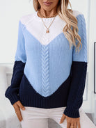 Paulina – Sweter colour-block w warkocze z rękawami raglanowymi – Niebiesko-granatowy (detal)